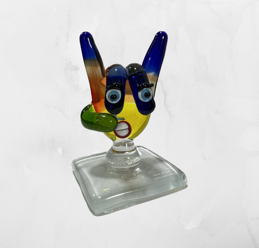 Sculpture - Picasso - Hands - Rock hand gesture